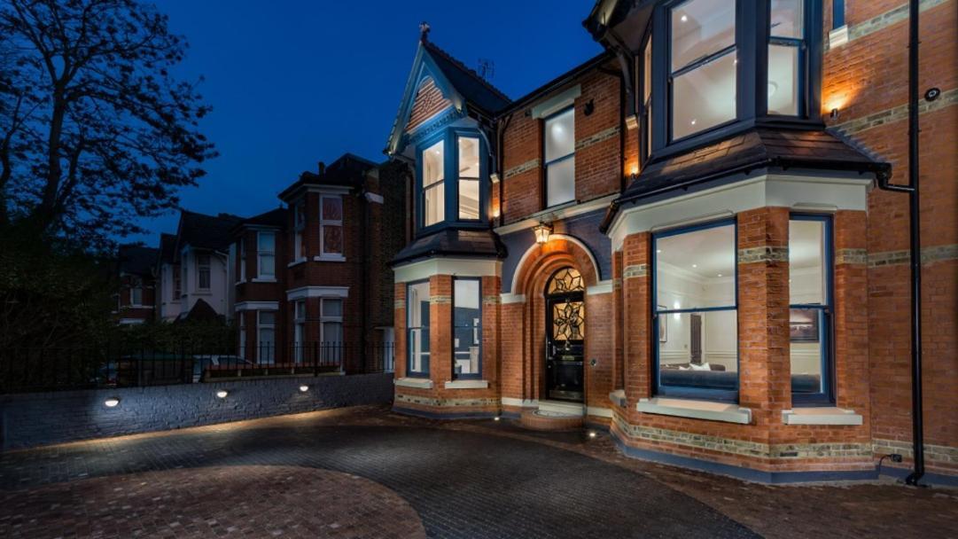 Вилла Dream House London With Gym, Cinema And Housekeeper Илинг Экстерьер фото